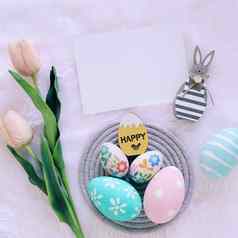 快乐复活节概念木兔子色彩斑斓的复活节鸡蛋