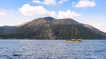 航行火山岛