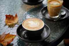 热杯咖啡拿铁平白色秋天叶子