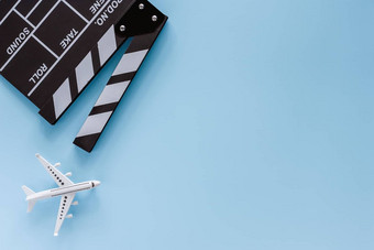 电影克拉珀董事会白色飞机模型蓝色的背景