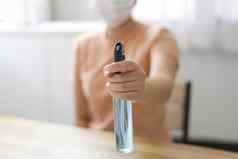 女人喷涂酒精抗菌洗手液消毒液