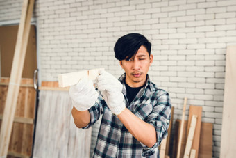 卡彭特男人。工作木材木工木工商店工匠的目标对齐木材板材木家具<strong>车间</strong>工艺工作占领概念