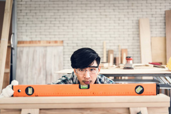 卡彭特男人。工作木材木工木工商店工匠水准测量对齐木材板材木家具车间工艺工作占领概念