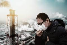 男人。穿面具烟雾空气污染工厂后台