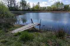 乡村木码头宁静的湖