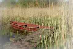木红色的划艇停泊乡村码头