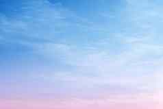 美丽的《暮光之城》蓝色的天空粉红色的云背景