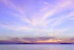 夏天海景甜蜜的紫罗兰色的海天空白色黄色的背景
