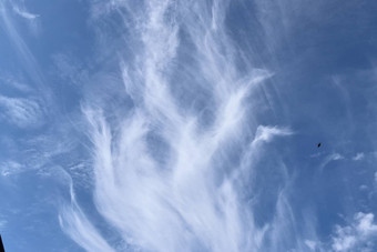 惊人的卷云云形成全景深蓝色的天空