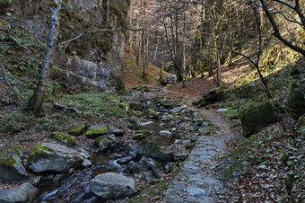 秋天<strong>走迷宫</strong>泰特文巴尔干半岛高山峰河桥正在尝试planina