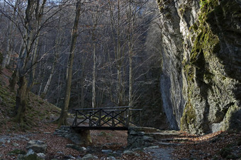 秋天走迷宫泰特文巴尔干半岛高山峰河桥长满青苔的陡峭的悬崖正在尝试planina
