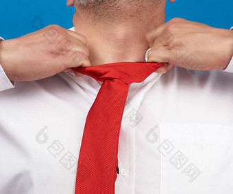 男人。白色办公室衬衫<strong>眼泪</strong>红色的缎领带