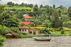 屋顶船锚定海岸卢旺达村回来