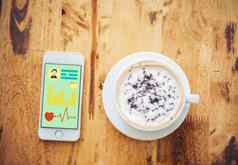 咖啡杯智能手机健康故事屏幕木选项卡