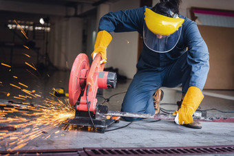 工匠焊接切割钢工作焊机男人。安全保护设备金属制品建设网站工程劳动技能车间生产概念