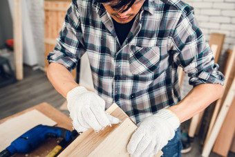 卡彭特男人。工作木材木工木工商店工匠螺杆取心木材框架木家具车间工艺工作占领概念