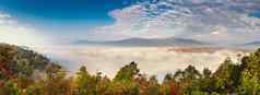 景观全景风景视图山范围多雾的蓝色的天空背景日出风景优美的宁静的自然植物雾早....日出全景自然在户外