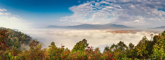 景观全景风景视图山范围多雾的蓝色的天<strong>空</strong>背景<strong>日出</strong>风景优美的宁静的自然植物雾早....<strong>日出</strong>全景自然在户外