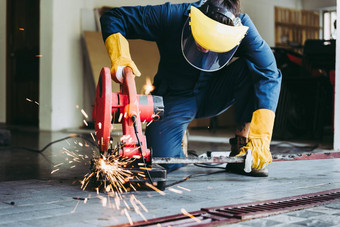 工匠焊接切割钢工作焊机男人。安全保护设备金属制品建设网站工程劳动技能车间生产概念