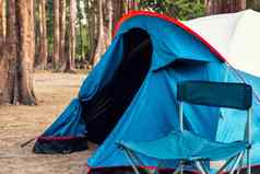 营地帐篷篝火假期国家公园野营网站在户外休闲活动放松冒险假期生活方式概念