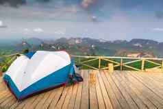 景观风景山视图野营帐篷木阳台在户外休闲活动放松美丽的风景优美的自然营地的观点冒险假期生活方式概念