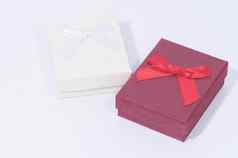 黑暗红色的礼物盒子集合白色背景