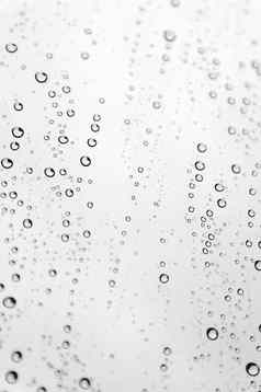 滴雨倾向于窗口玻璃浅景深