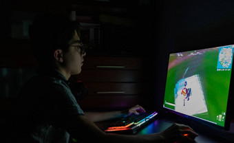 游戏行动视频游戏会话高加索人男孩白