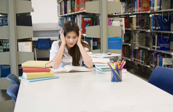 肖像学生触<strong>碰头</strong>阅读书大学