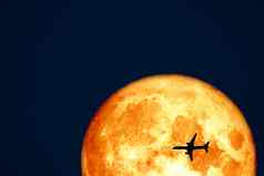 完整的乌鸦血月亮轮廓飞机飞行晚上天空