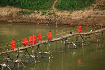 佛教僧侣穿越竹子桥