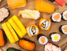 前视图寿司集木板日本食物