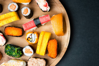 前视图寿司集木板黑色的背景日本食物免费的空间文本