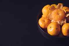 新鲜的橘子碗橙色水果黑暗背景