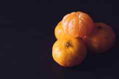 关闭新鲜的橘子橙色水果黑暗背景