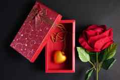 红色的玫瑰黄金心项链红色的礼物盒子黑色的引入