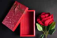 空红色的礼物盒子红色的玫瑰黑色的背景概念