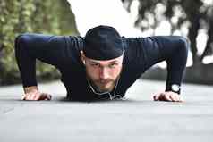 健康的生活方式概念肌肉发达的运动员锻炼推城市公园