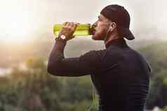 肌肉发达的有胡子的运动员喝水好锻炼会话城市公园