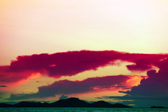 日落海色彩斑斓的火焰云冷天空轮廓islan