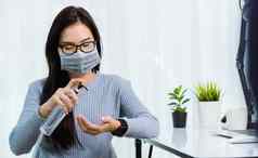 业务女人穿脸面具保护工作首页
