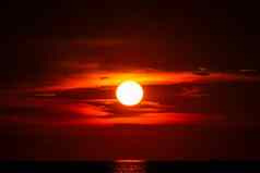 日落海海洋光红色的天空轮廓云