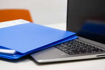 关闭蓝色的文件文件夹移动PC电脑桌子上会议