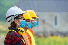 工人穿保护面具保护新冠病毒