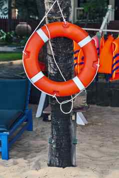 橙色带浮标紧急救生圈海滩