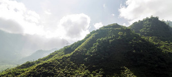 山范围日落多雾的有雾的山