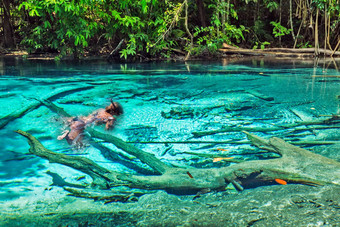 女孩潜水员浮潜翡翠蓝色的池甲米泰国