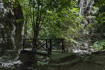 夏天<strong>走迷宫</strong>泰特文巴尔干半岛高山峰河桥长满青苔的陡峭的悬崖正在尝试planina