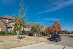 典型的前面玄关入口郊区房子停车色彩斑斓的秋天街达拉斯德州美国