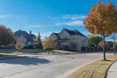 发展细分行郊区房子色彩斑斓的秋天树叶人行道上达拉斯德州美国